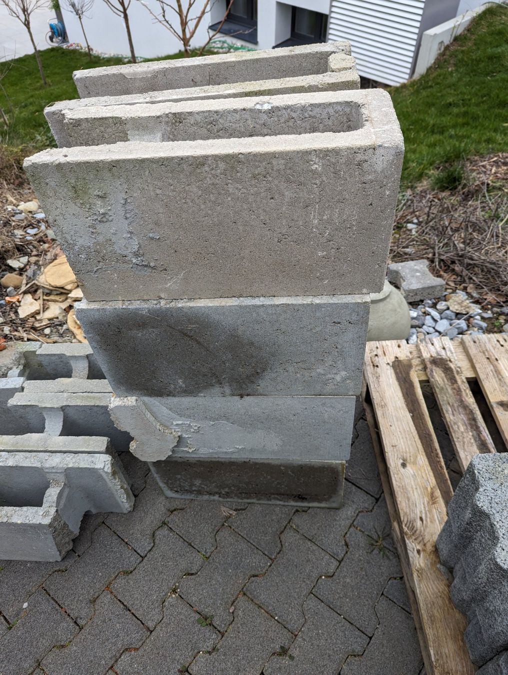 Baustoffe: Betonschallungssteine & Pflanzsteine – Gebraucht aus Baden von  4