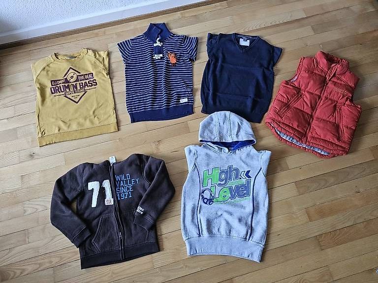 Lotti & Set di vestiti: Paket Jungskleider Grösse 128 – Usato da Basel venduto da Anja_1981 3
