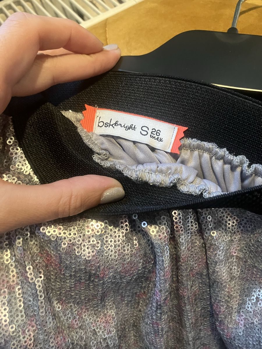 Bershka Gonne: Mini-jupe à sequins argentée et noire taille S – Usato da St-Aubin-Sauges venduto da Sonia-Ka 4