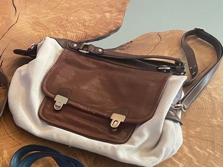 Tasche aus beigem Stoff und braunem Kunstleder