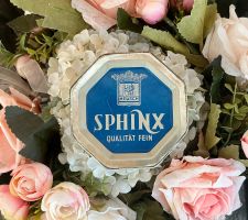 ALTE SPHINX STECKNADELSCHACHTEL AUS BLECH