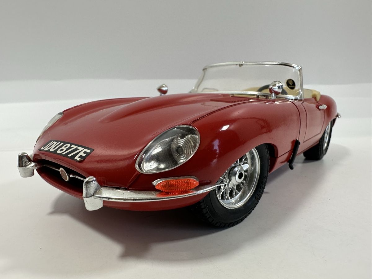 Bburago Voitures modèles: 1961 Jaguar E Type 1:18, rot, BBURAGO  – D'occasion à Zofingen par rf9_x2xt