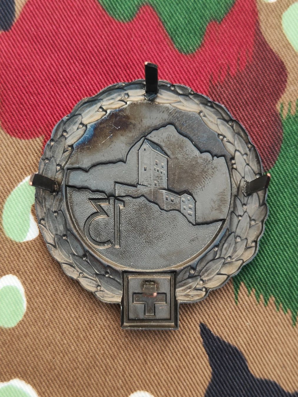 Placchette & Badge: Béretemblem Festungsbrigade 13, neuwertig – Usato da Bauma venduto da SwissMilitaria 1