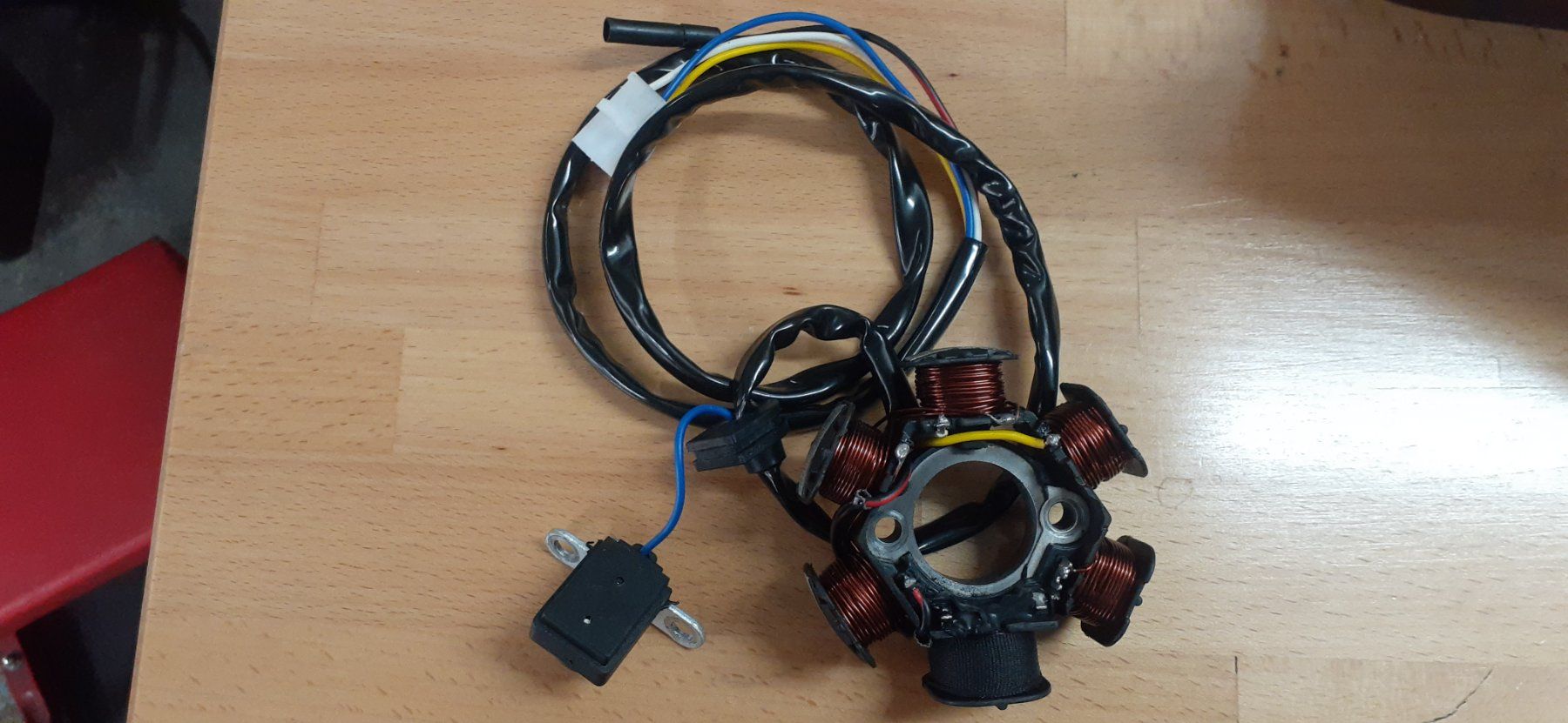 Peugeot Tutti pezzi di ricambio per scooter: Stator Peugeot vertical 50cc – Nuovo e nell'imballaggio originale da Le Locle venduto da CHEGUA