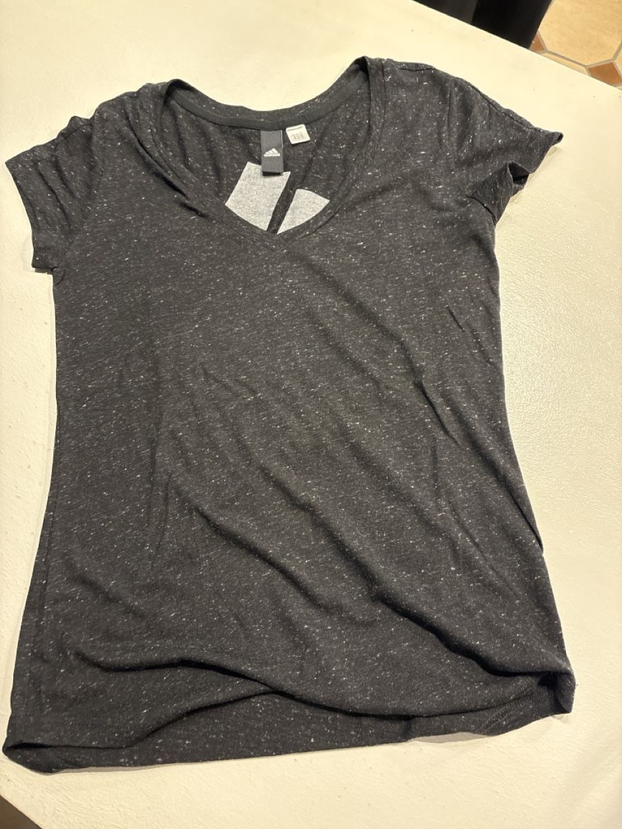 T-shirt: T-shirt  – Nuovo (secondo la descrizione) da Uvrier venduto da lou_dhk8