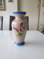Porzellanvase mit Blumen und Schmetterlinge