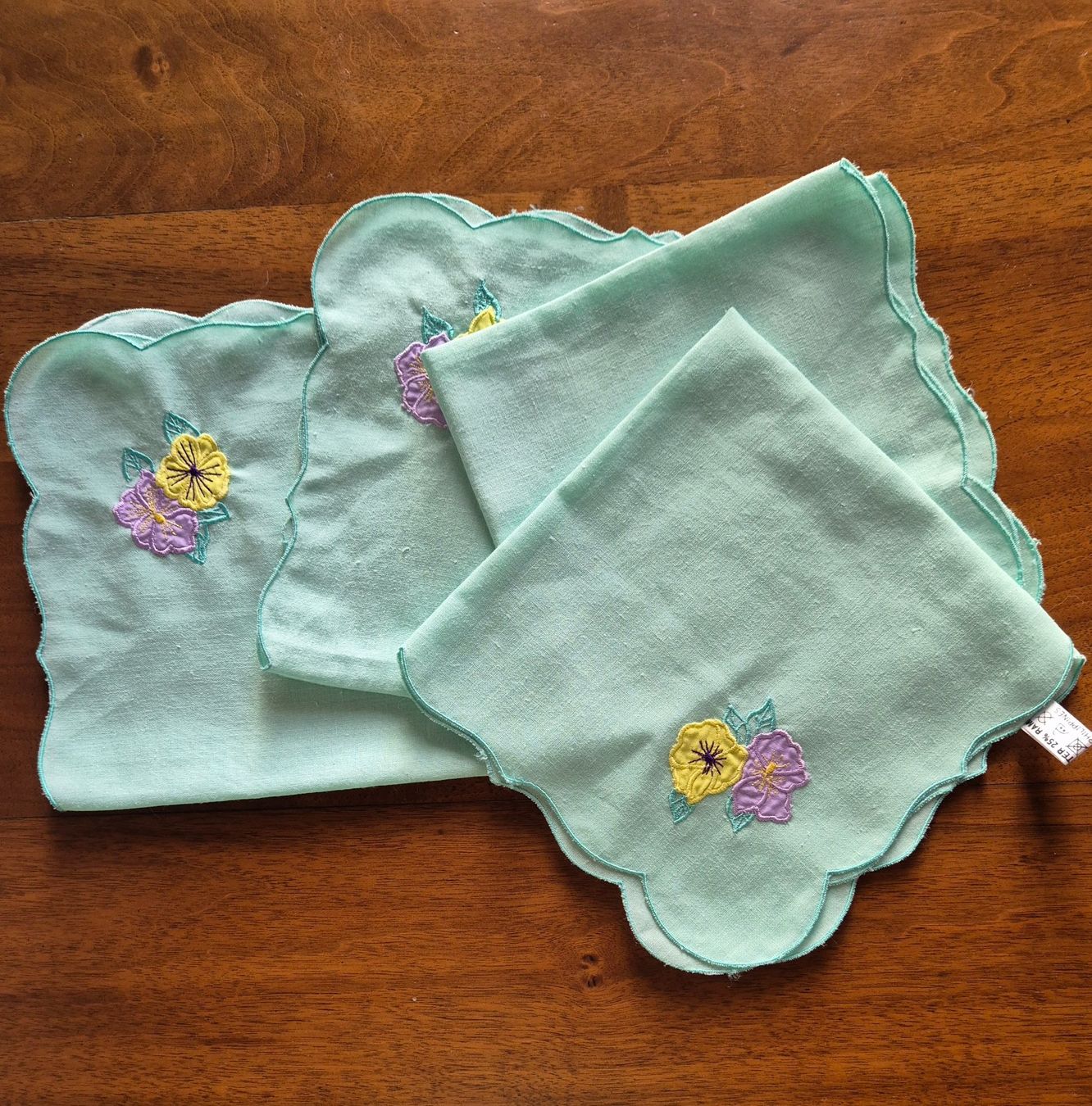 Serviettes: 4 Stoffservietten oder Sets, hellgrün mit Blumen bestickt – Neuf (Voir description) à St. Gallen par limonaden 2