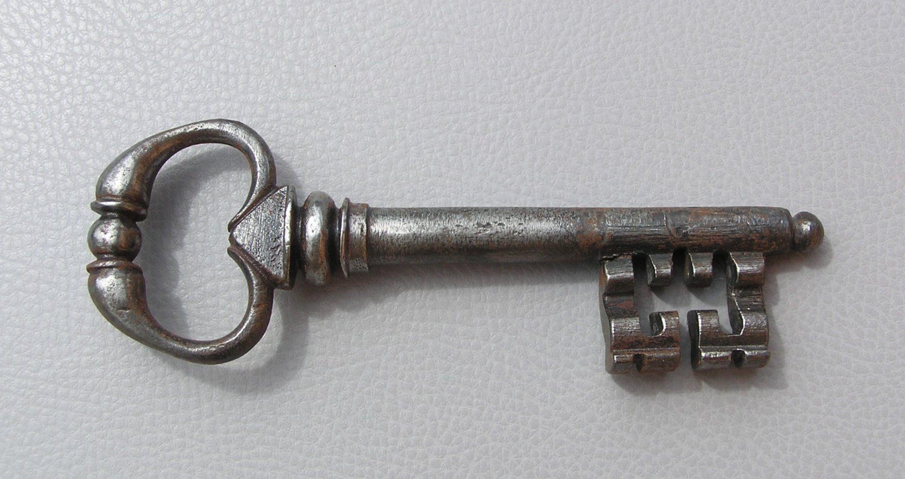 Chiavi: URALTER SCHLÜSSEL BAROCK – Usato da Grenchen venduto da Antique-hunter 2