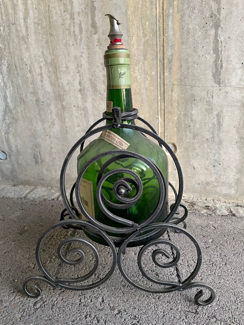 Supporti a parete: Dekorative, schmiedeiserne Flaschenhalterung mit Flasche – Usato da Elsau venduto da Barri.ch 3