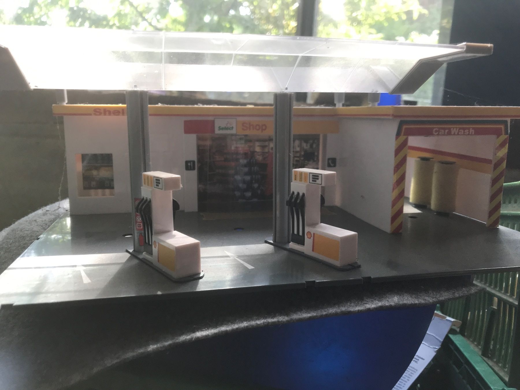 Shell Sonstiges zum Sammeln & Seltenes: Shell Tankstelle und 3Stk. Zapfsäulen Modellbau – Gebraucht aus Beinwil am See von Schwertfischer 1