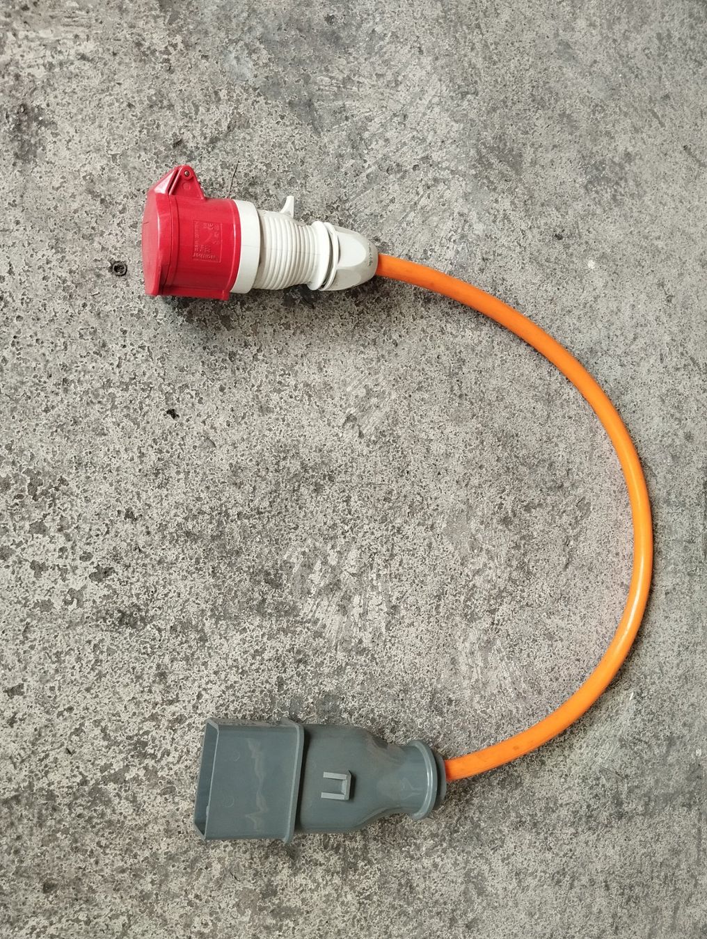 Cavi: Räumung Drehstrom-Adapterkabel 400V J15-CEE Stecker fx – Usato da Dietikon venduto da Baro4