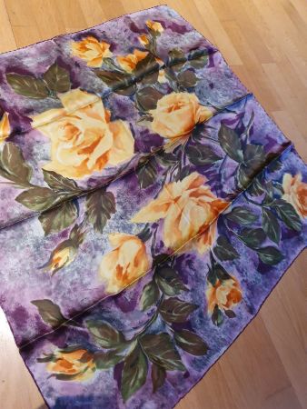 Farbenfrohes Satin Foulard handbemalt..