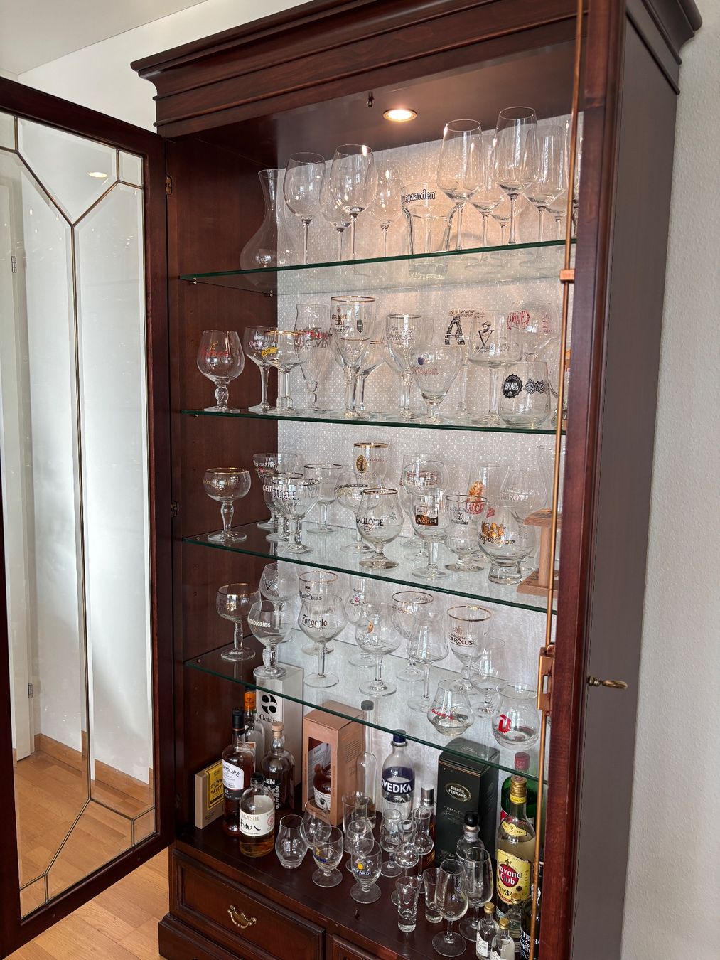 Selva Vitrine aus Holz dunkelbraun gebraucht guter Zustand (Gebraucht) in St. Gallen für CHF 20 – nur Abholung auf Ricardo kaufen