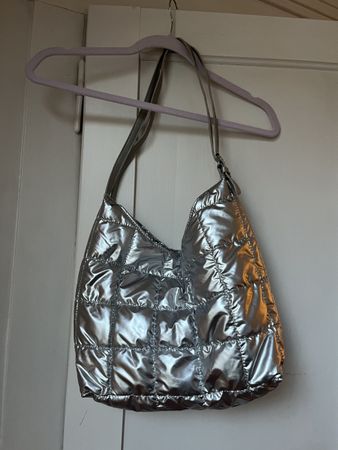 Silbrige Tasche