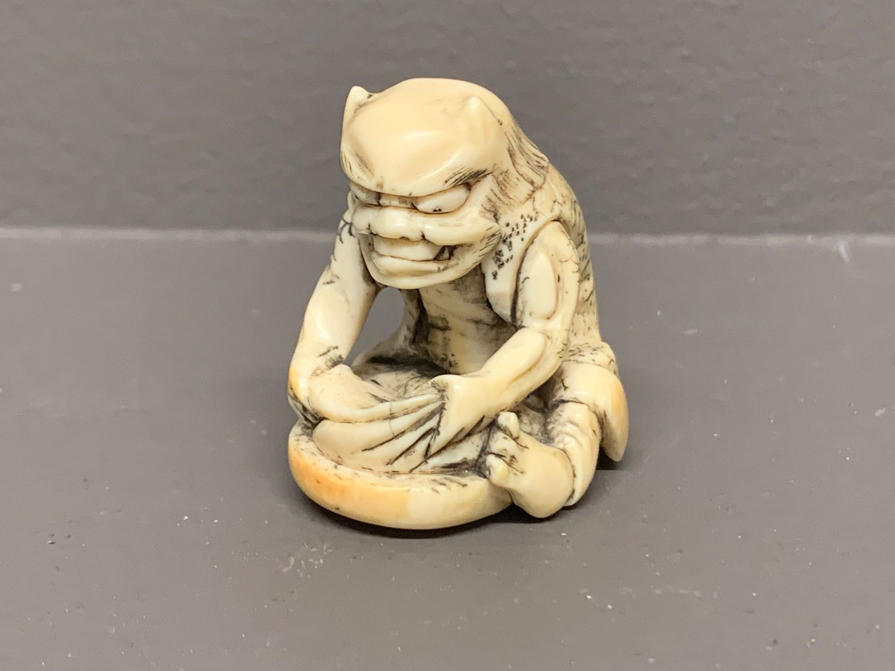 Figuren: Netsuke eines Oni 1. Hälfte 20. Jh Mammut – Gebraucht aus Zürich von boa_5yps