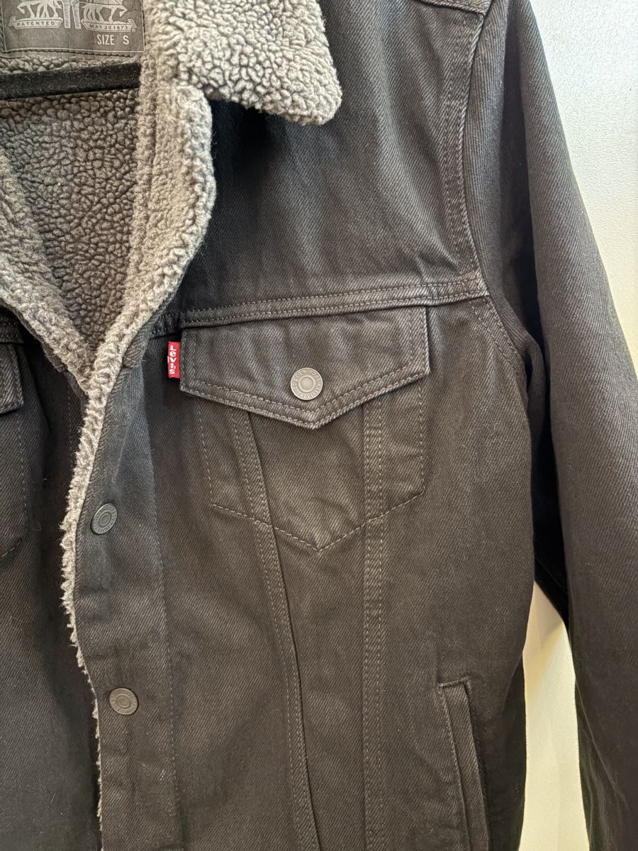Levi's Giacche: Levi's Black Denim Sherpa Jacket - Size S – Usato da Genève venduto da car_vg8r 2