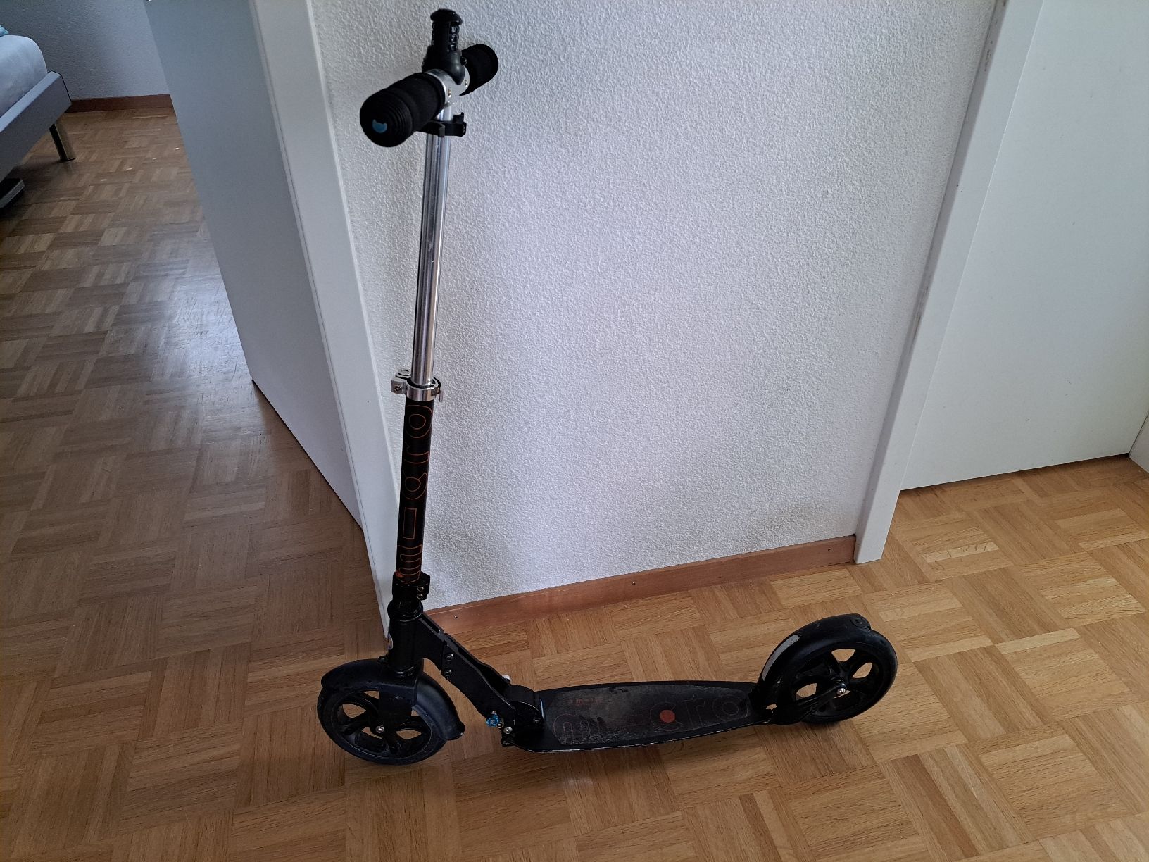 Scooters: Micro Trotti schwarz mit integriertem Schloss. – D'occasion à Münsingen par chrigu212