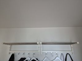 2x Garderobe (Hutablage mit Kleiderhaken)