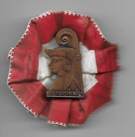 Spille & Fermagli: Abzeichen auf  Rosette: Eidgen. Trachtenfest 1961Basel – Usato da Nidau venduto da Polebloe