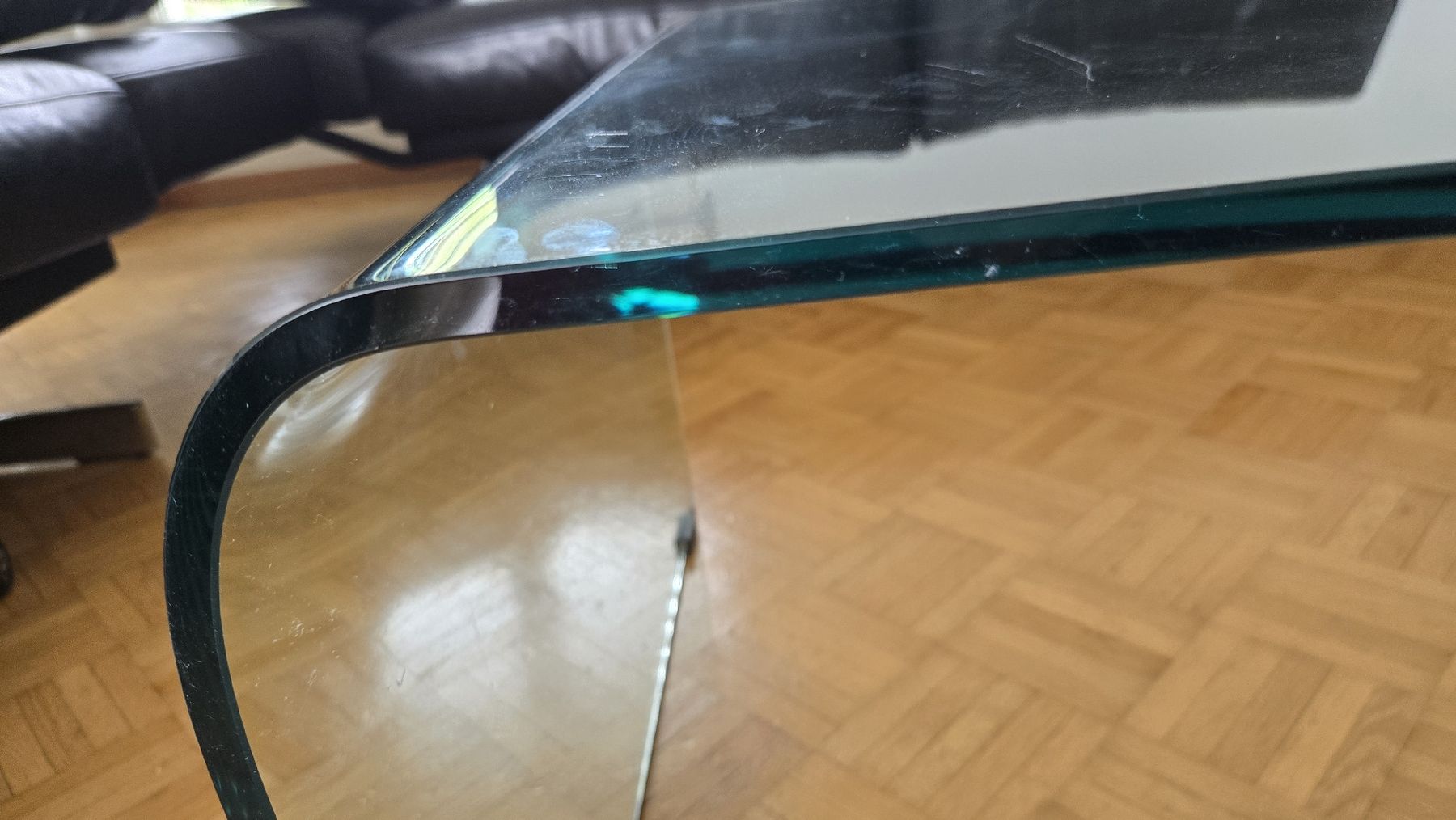 Tavoli: Eleganter Glas-Couchtisch, gebogenes Sicherheitsglas – Usato da Niederwangen BE venduto da Akaska 1