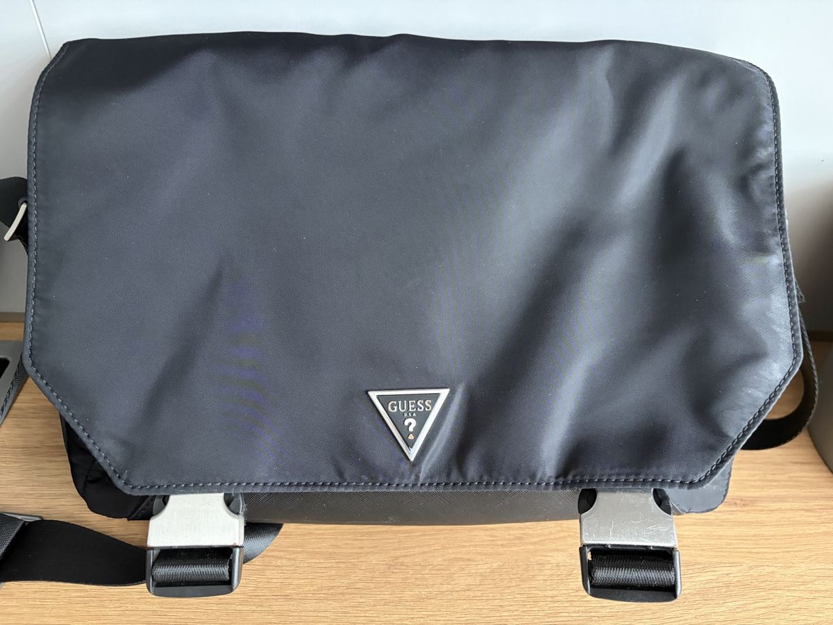 Guess Valigie & Borse: Guess Umhängetasche schwarz mit Logo  – Usato da Ettingen venduto da ste_ctr6
