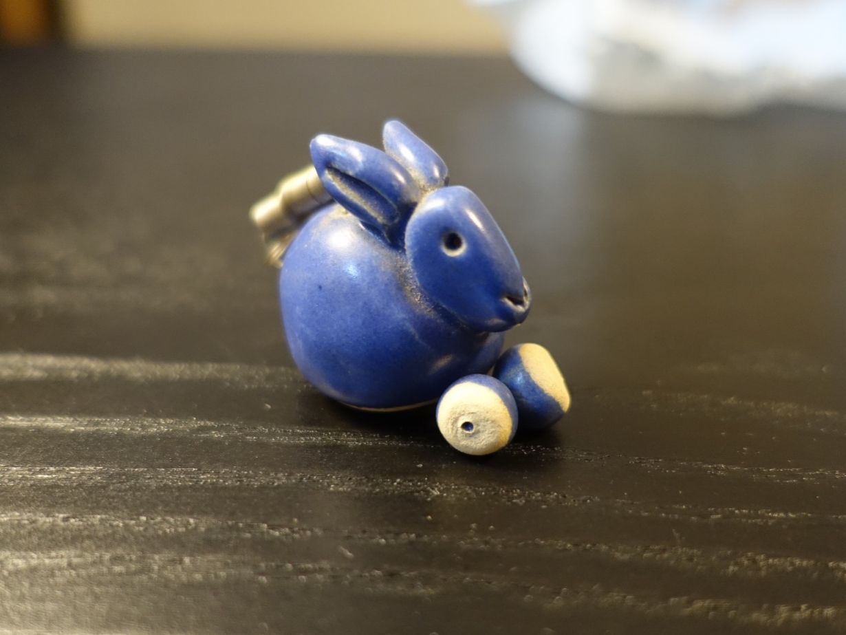 Statuette: Hase aus Keramik an Feder – Usato da Russikon venduto da Eulenfeder 4