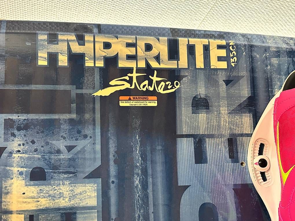 Hyperlite Surfboards & Schwimmbrette: Wakeboard Hyperlite State 2.0, 135cm inkl. Bindung und Helm – Gebraucht aus Zürich von sim_whg8 1