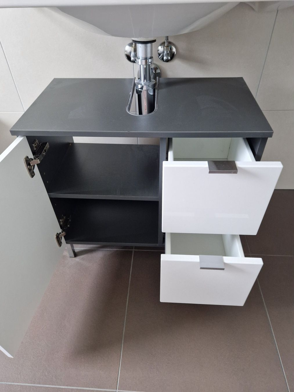 Livique Mobili per bagno: Waschbeckenunterschrank anthrazit/weiss – Usato da Kriens venduto da jas_v9fg 1