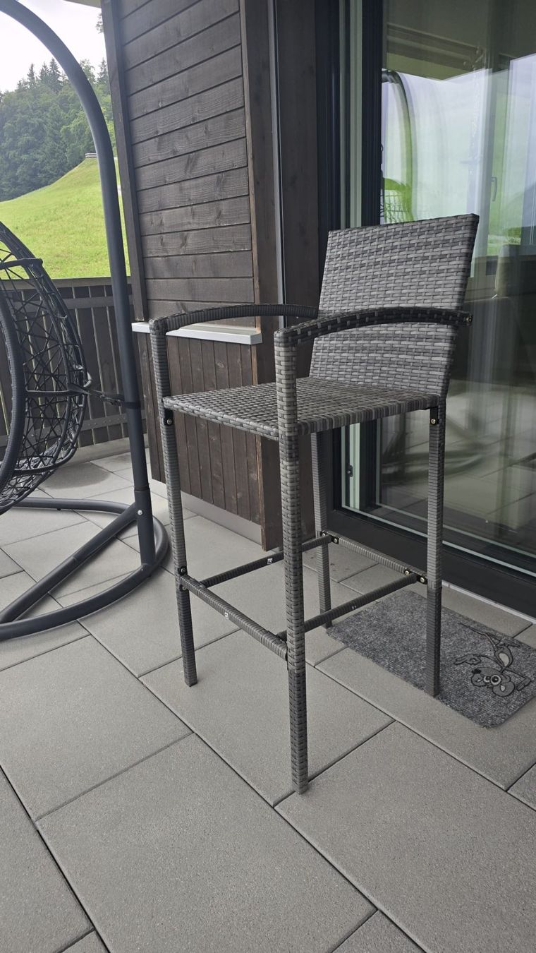 Set di tavolo e panche: Rattan-Hoch-Tisch mit 6 Stühlen – Usato da Udligenswil venduto da Quarz2002 1