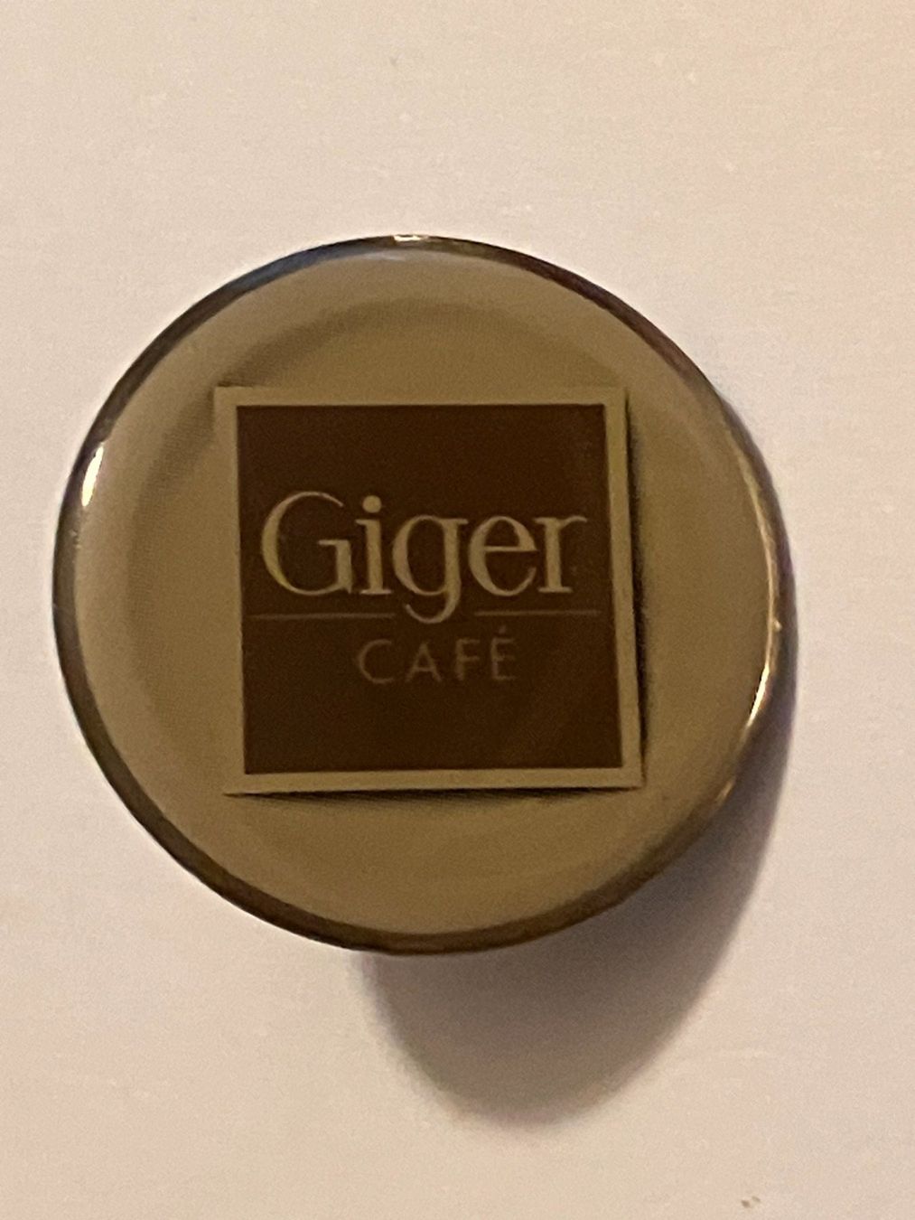 Plaketten & Abzeichen: 1 Pin Giger Cafe – Gebraucht aus Basel von djwwpp