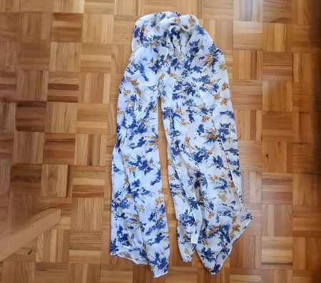 Grand foulard à fleurs/Großer Schal mit Blumenmuster