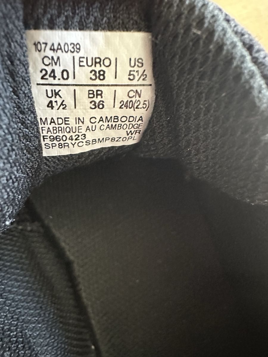 Asics Scarpe per ragazze: Asics Hallenschuhe Gr. 38 – Usato da Ostermundigen venduto da Clood 2