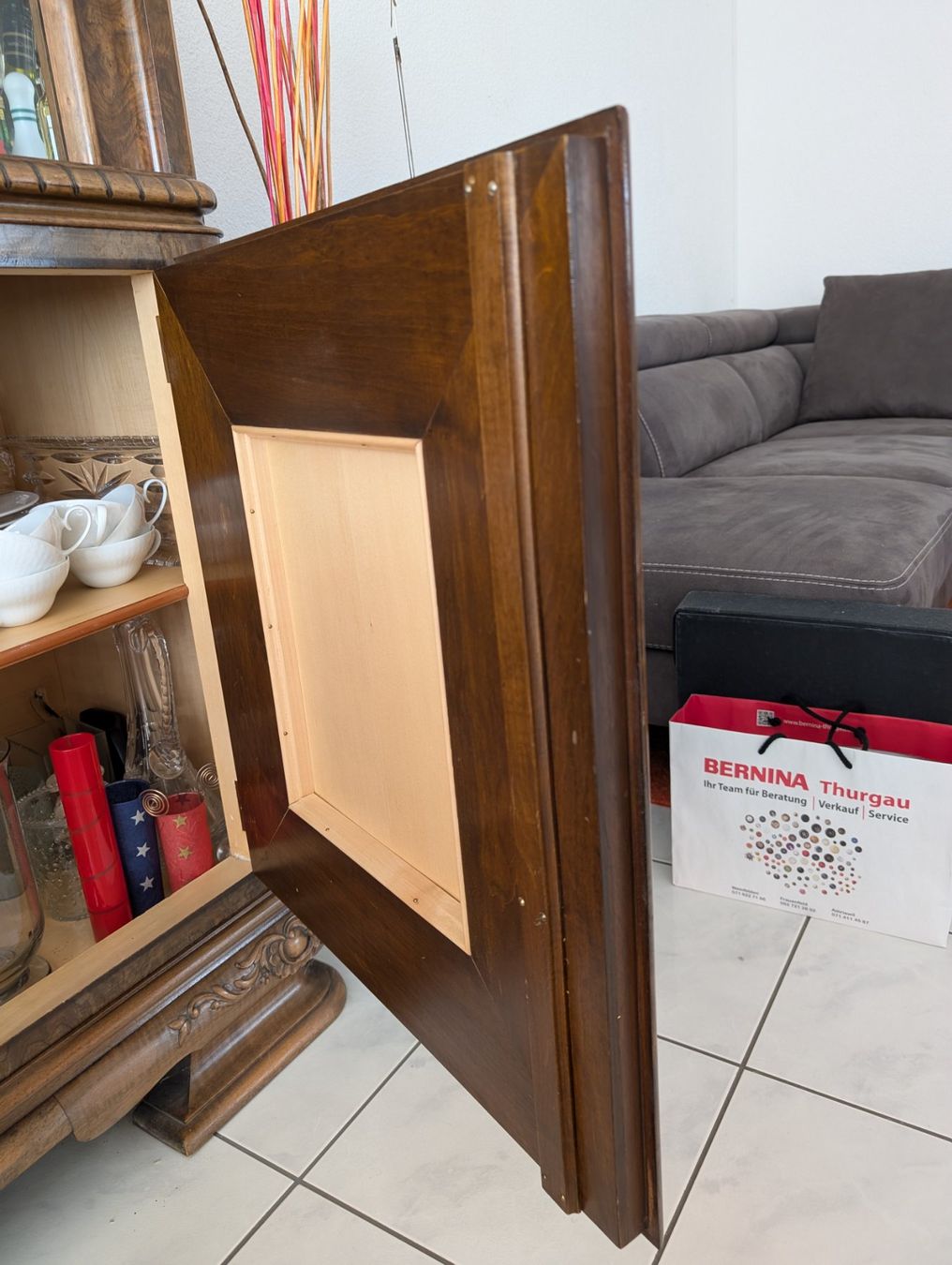 Vitrinen: Vitrine, Nussbaum Massiv Holz mit Schnitzerei – Gebraucht aus Amriswil von rabi66 2