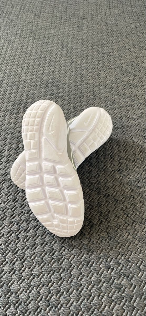 Nike Scarpe per ragazzi: Nike Schuhe 35 – Usato da Sarnen venduto da Lena-L 1