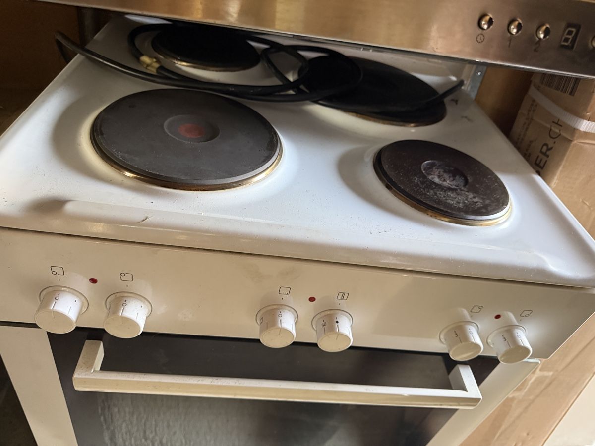 Bosch Appareils de cuisine: Freistehender Backofen Bosch – D'occasion à Uetendorf par Saebiii 2