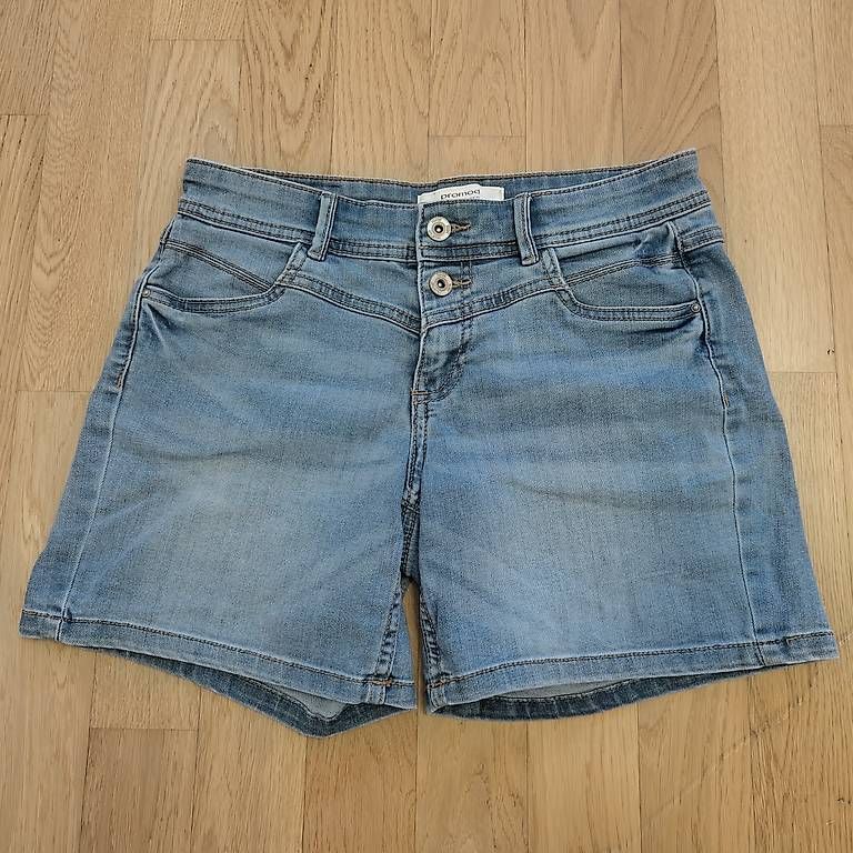 Jeans: Kurze Jeans Hose Grösse S  – Gebraucht aus Buttisholz von sch_7jfz 1