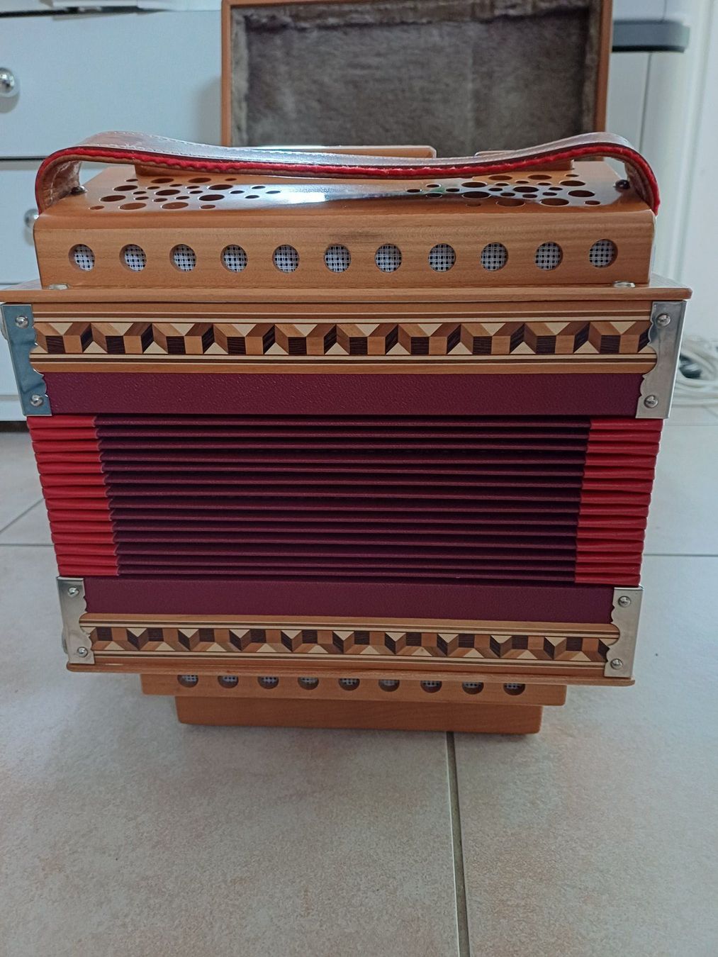 Strumenti musicali: Schwyzerörgeli B-ES Kirschbaum /rot 2-chörig/1992 Versand ja – Usato da Teufen ZH venduto da StanTeufen 1