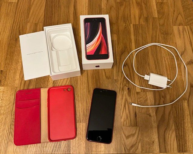 iPhone SE 128 GB (2020, 2. Generation) rot mit Leder Hülle (Gebraucht ...