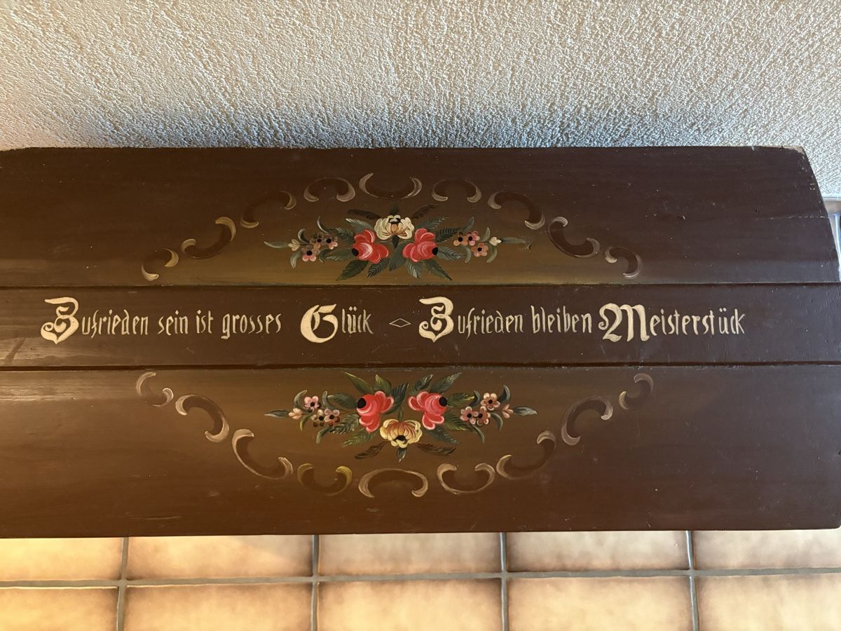 Truhen: Truhe bemalt mit Spruch und Blumen – Gebraucht aus Boswil von P18 2