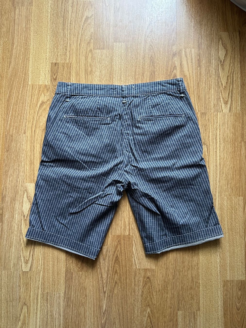 Pantaloni: Kurze Hosen / Shorts – Usato da Ennenda venduto da schueppi 3