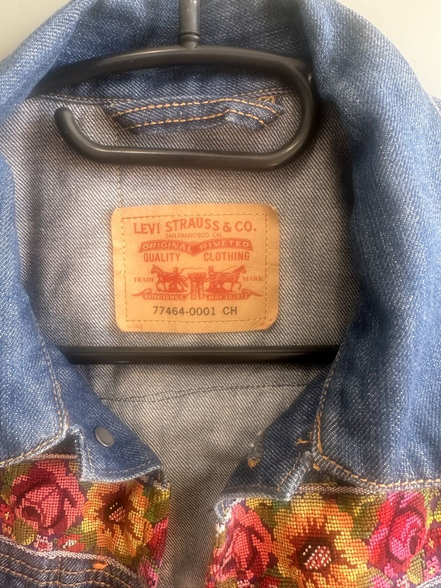 Levi's Giacche: Levi's Jeansjacke bestickt Blumenmuster ca. GR M – Usato da Baden venduto da Marytumby 1