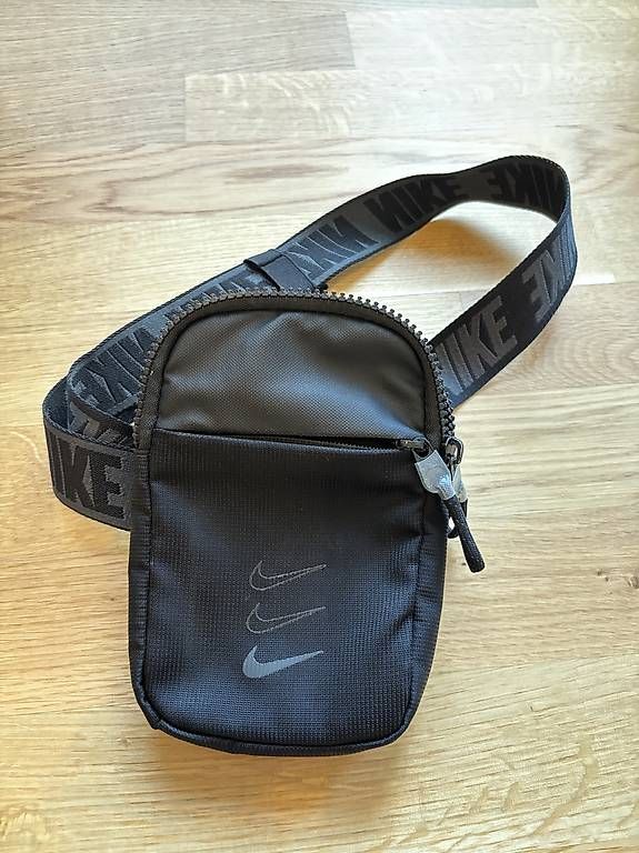 Nike Taschen: Sacoche Nike noire unisexe petit format neuf – Gebraucht aus Bex von RemiTobler