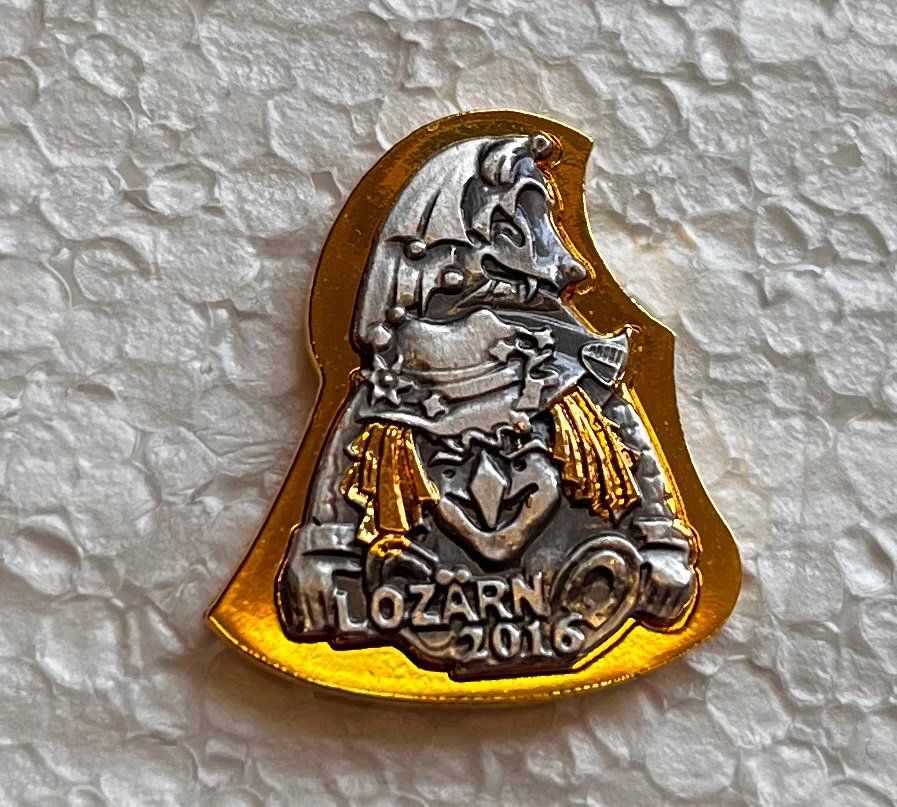 Plaketten & Abzeichen: Fasnachts Pin Luzern Gold Pin 2016 – Gebraucht aus Obernau von Wgnom