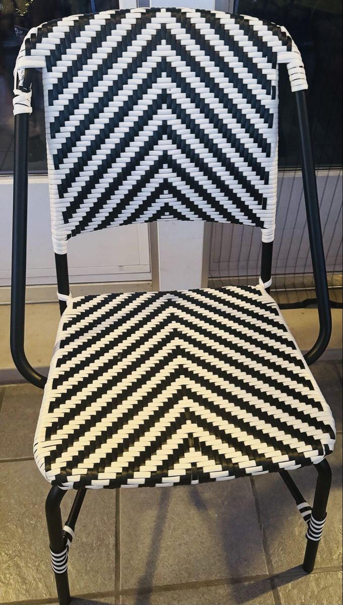 Chaises: Sedia da esterno intrecciata a zig-zag nero bianco – D'occasion à Volketswil par mau_9pxs