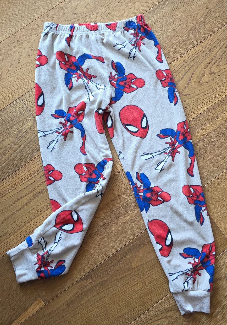 Pyjamas & Ähnliches: Pyjama/Flausch-Trainer Spiderman Marvel Grösse 128. – Gebraucht aus Zell LU von claro62 3