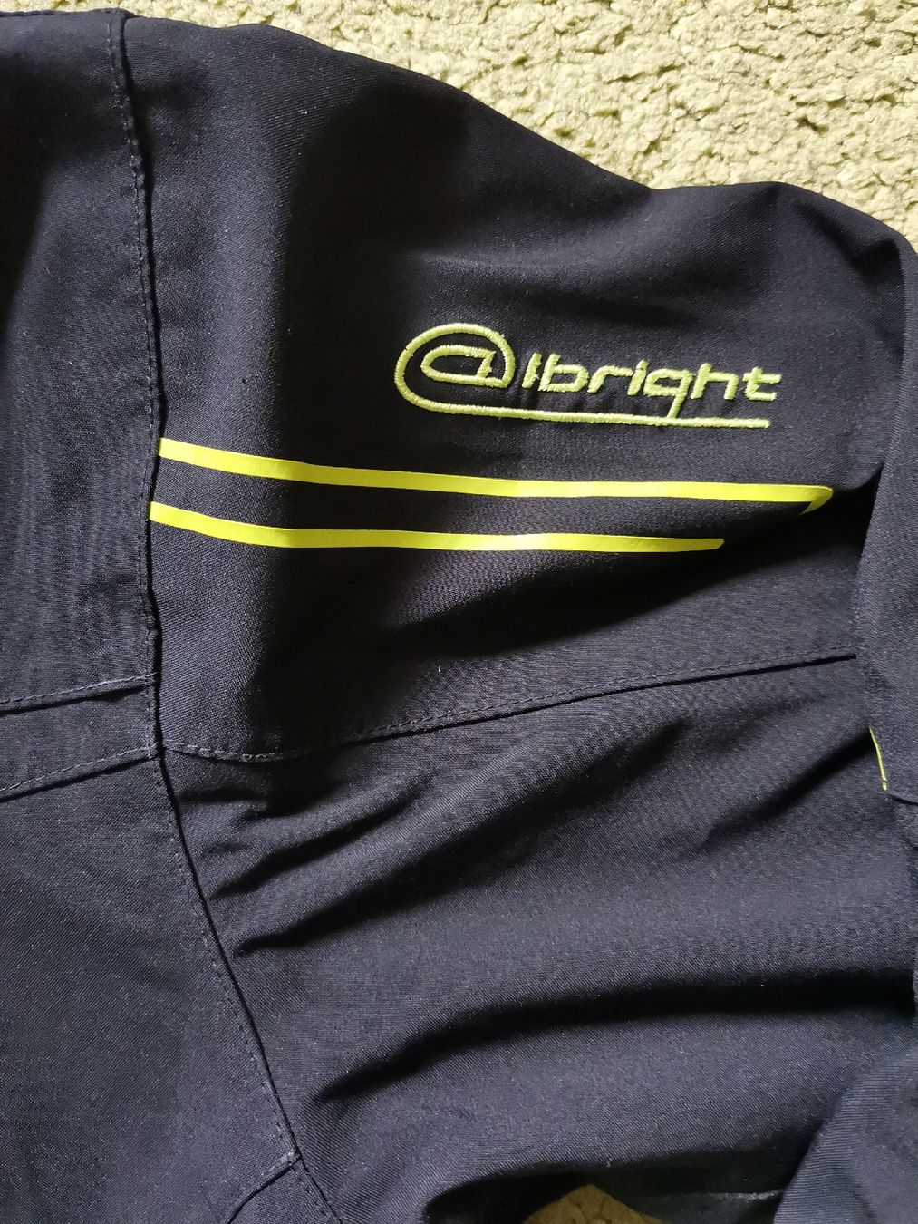 Completi: Ski Jacke mit Skihosen Gr. 164 – Usato da Winterthur venduto da Chinaza 2