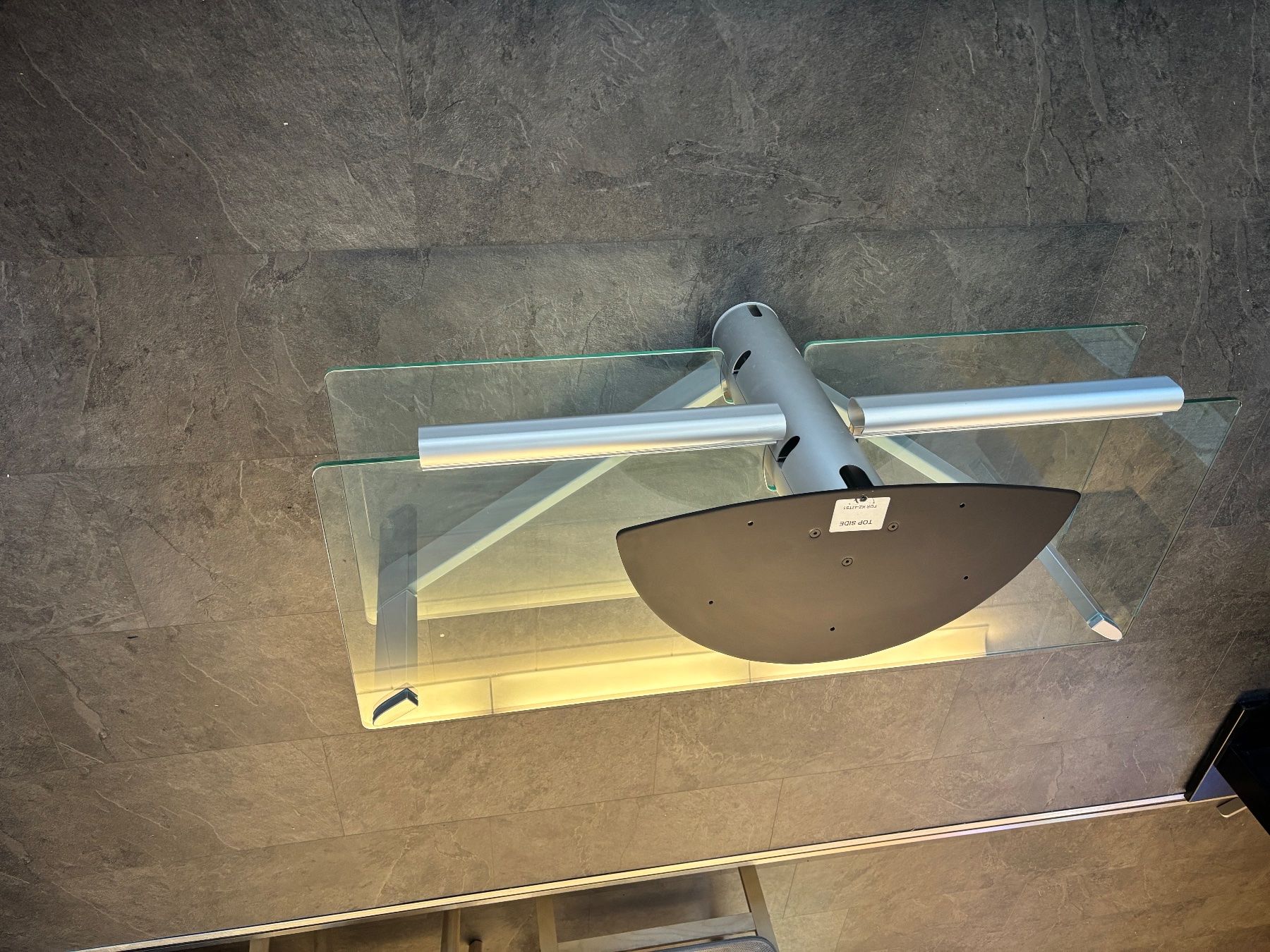 Mobili TV: Meuble pour télévision en verre – Usato da Crans-Montana venduto da TaniaCretton 3