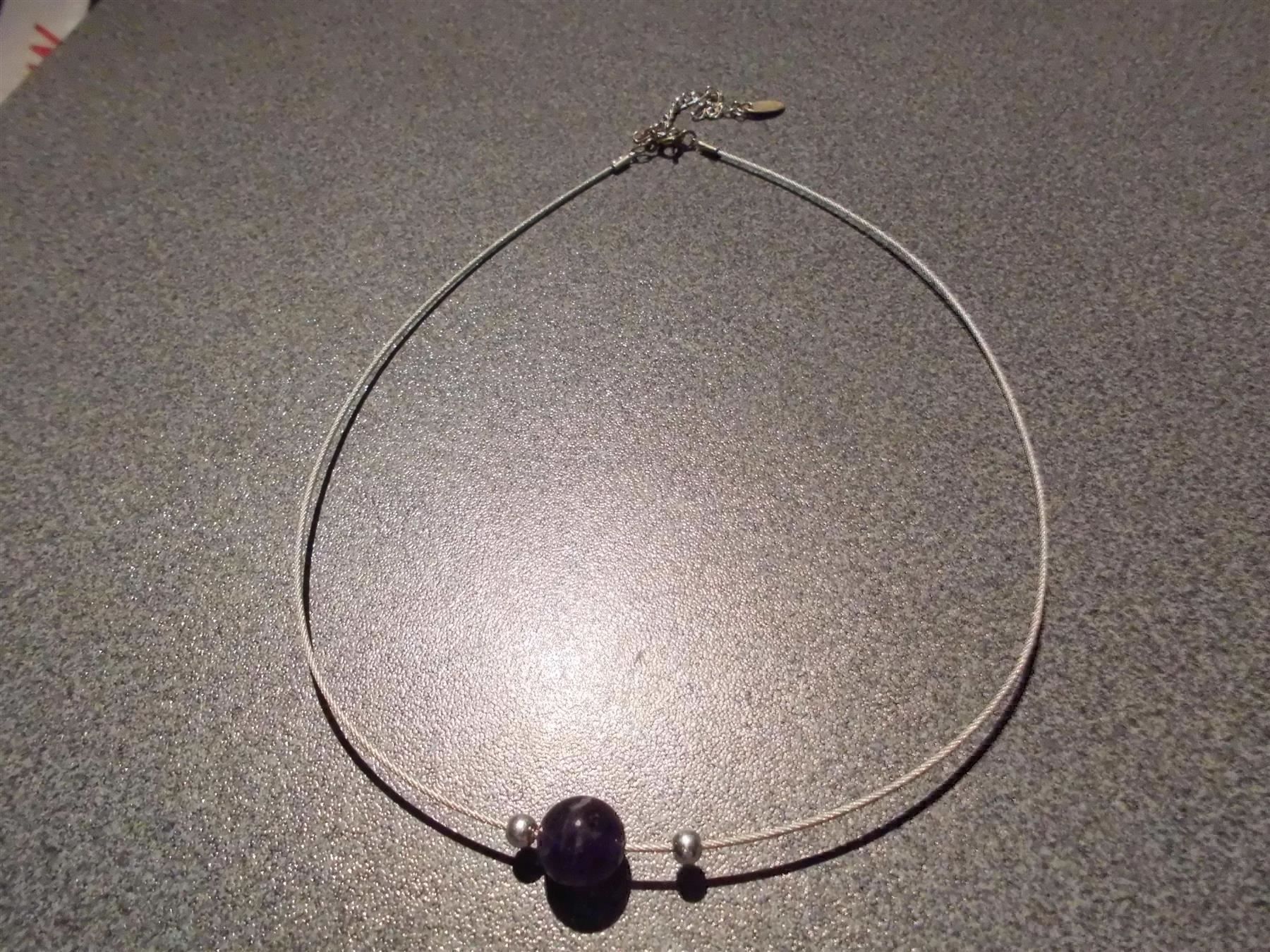 Catenine: Kette mit violetter Kugel, silbrig – Usato da Zürich venduto da Motzkuh