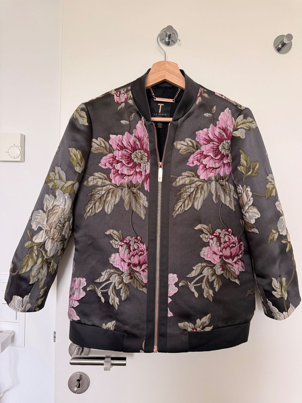 Ted Baker Giacche: Ted Baker Embroidered Bomber Jacket Size 1 (size 36 EU) – Usato da Uerikon venduto da kpr_t5k2