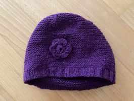 Strickkappe violett mit Blume (ca. 6-12 Monate)